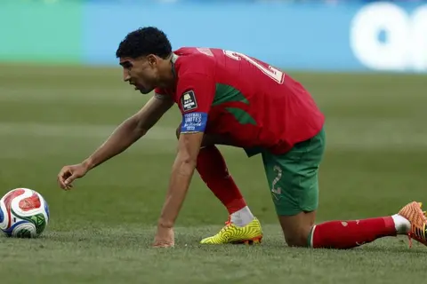 أداء كارثي وضحكات مع الخصم.. حكيمي يتلقى انتقادًا حادًا في ليلة إقصاء المغرب